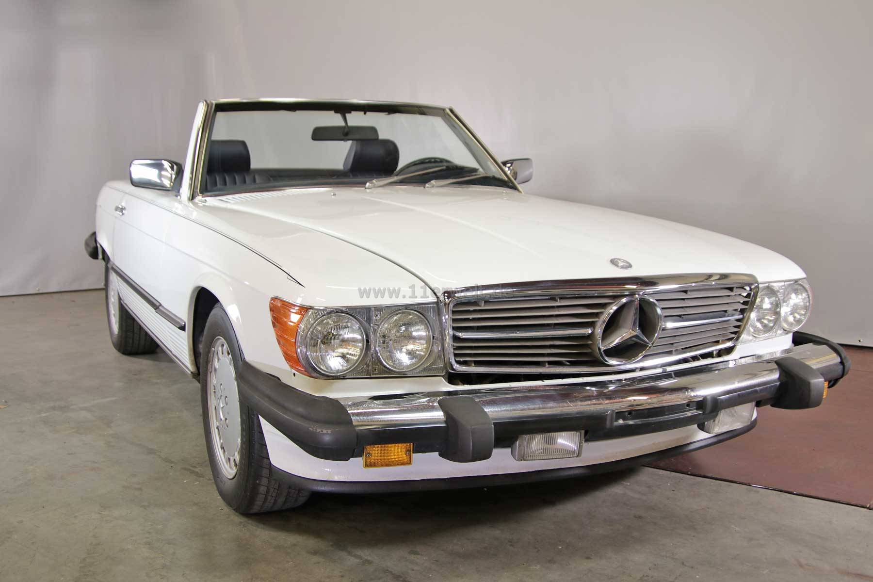 Unser Mercedes 560SL in weiß. Das perfekte Fahrzeug, wenn man selbst Hand anlegen möchte