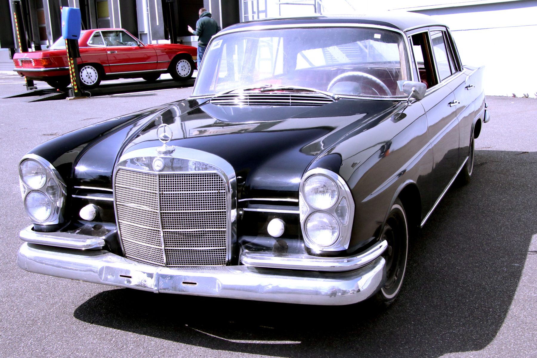 Hier sind echte Profis gefragt. Dieser Mercedes W111 220S ist ein echtes Restaurationsobjekt